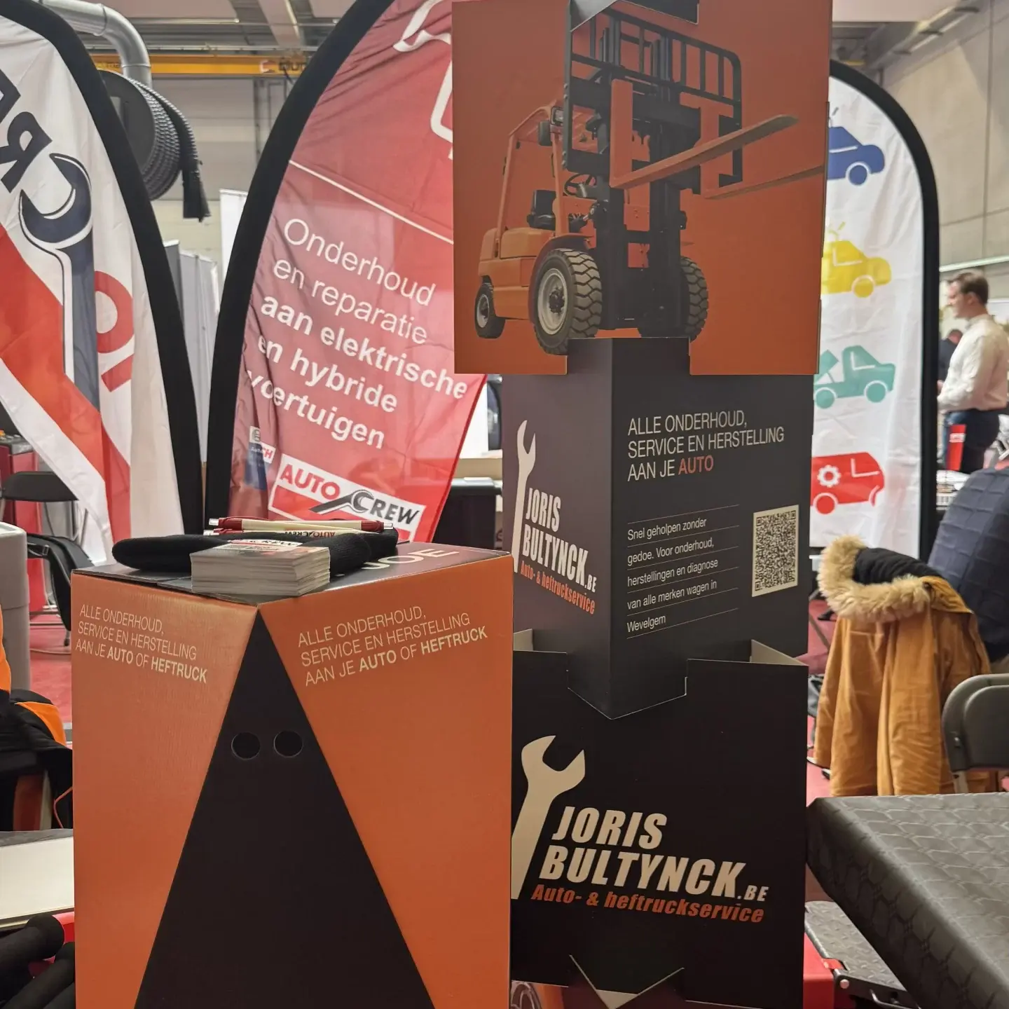 Beursstand van Joris Bultynck met informatie over auto- en heftruckservice tijdens de VIVES jobbeurs